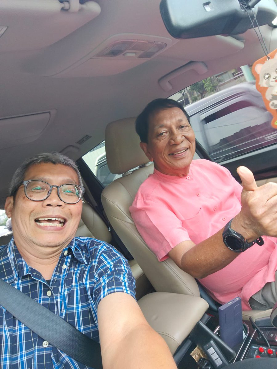 Obrolan Gulai Kepala Kakap Bersama Bang Hariman. 1,5 jam ngobrolin dibalik panggung politik saat ini. trus pulangnya dianterin diseterin sama Bang Hariman.