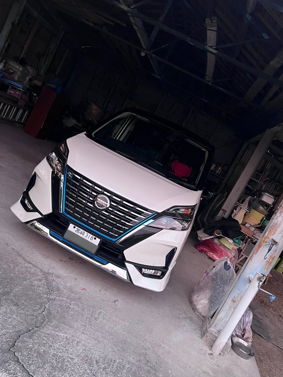 karomeron_note's tweet photo. んでもって今日 セレナ c27 e-power ハイウェイスターv 納車されやした㊗️

通勤用のハイゼット廃車になりファミリーカー買うしかないかと決断してついに、、、、

普段は嫁さんのチビ達を保育園連れてくために乗ってもらい週末は私が乗ります✋

通勤用でノートメダリスト10年落ちボロボロに乗りますw https://t.co/PrwS1teLH0