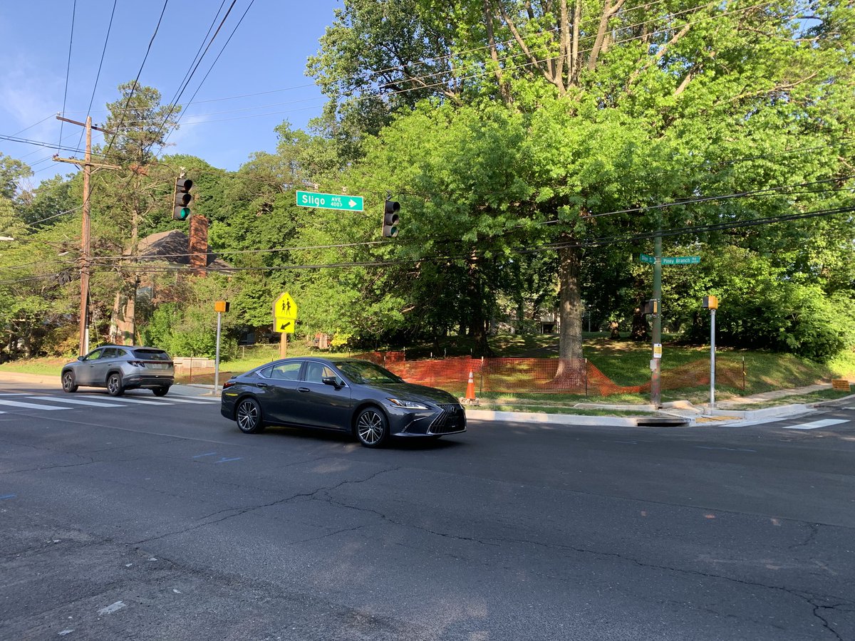 LCharkoudian's tweet image. On this am’s run - checking out progress on pedestrian lights at Piney Branch, Sligo Ave, & Park Valley. Been working to make this intersection safe for pedestrians for years & will keep working to make all our streets safe for everyone who is #walkinghere @MDSHA