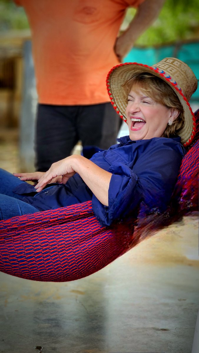 En el corazón de cada mujer guerrera late una fuerza indomable, forjada en el amor por su pueblo.
Ella se levanta con la alborada, dispuesta a proteger las
raíces que le dan vida.