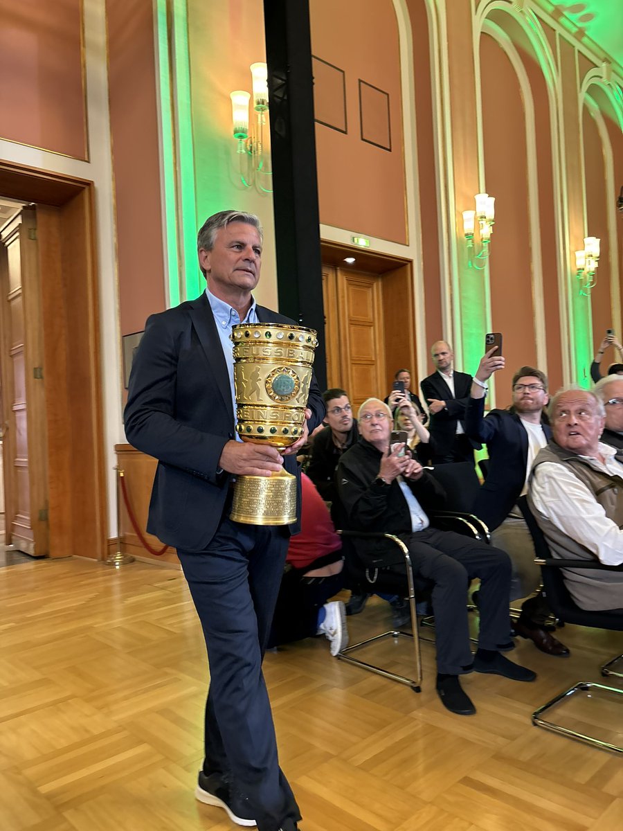 Der #dfbpokal ist zurück in Berlin. 🏆 
Sportsenatorin Iris Spranger beim traditionellen #CupHandover im #RotenRathaus: „Der Countdown zum DFB Pokalfinale am 24. Mai läuft. ⚽️⏱️ DFB Pokalfinale in Berlin, das ist mittlerweile eine echte Institution im deutschen Sportkalender. Wir
