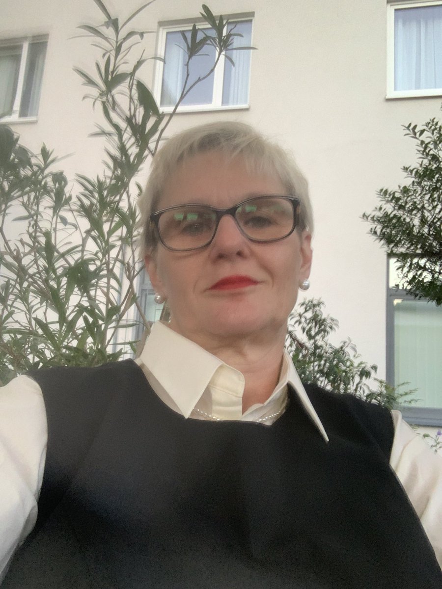 Du führst Teams. Ich führe dich.
In meiner Klinik schmilzt deine Kontrolle.
Fisting. Prostata. Klinikspiele.
Was bleibt von dir, wenn du loslässt?

#Analtherapie  #Fisting  #Dominanz #Klinikspiel