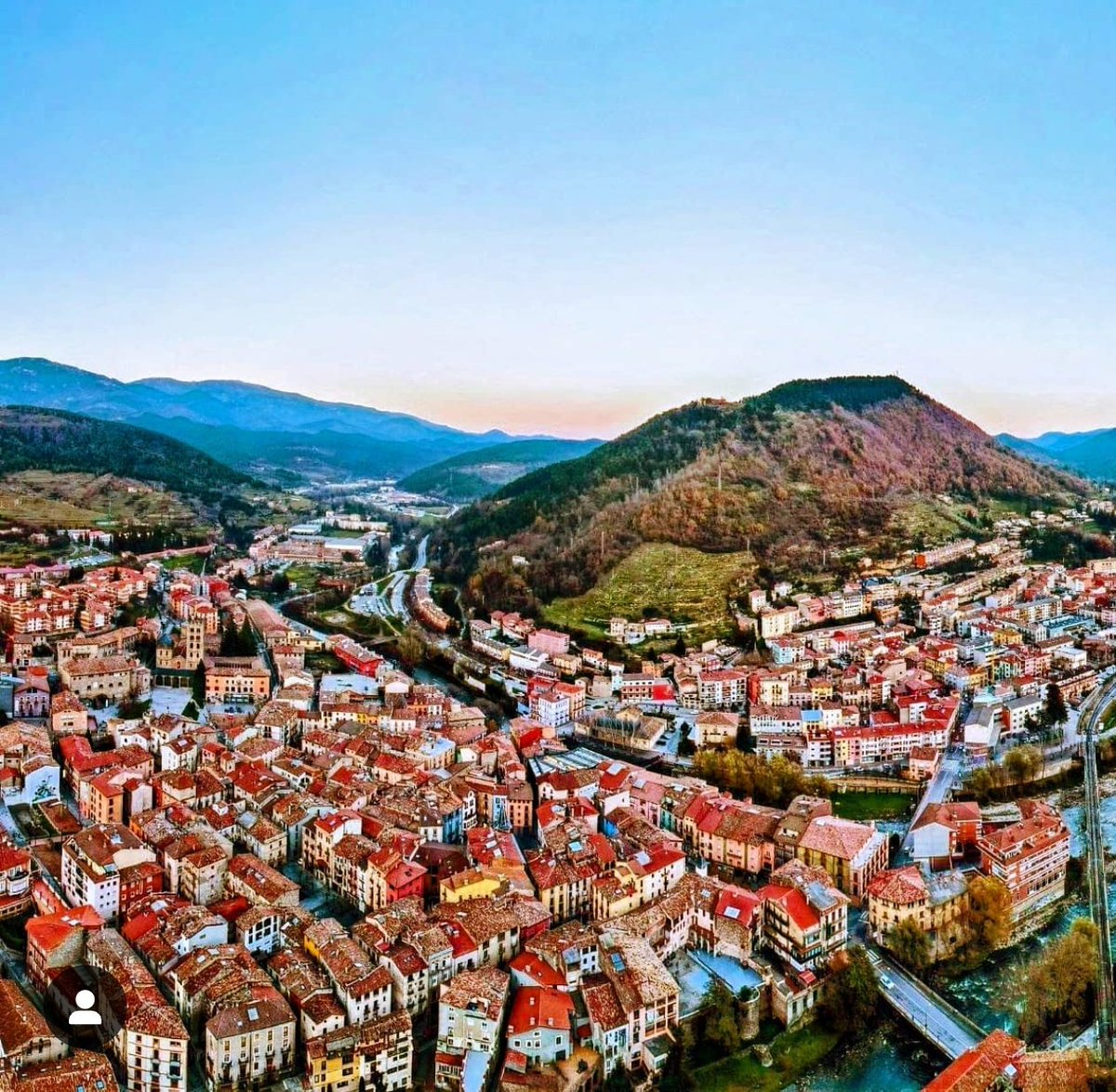 orriolsderipoll's tweet photo. Tothom mira cap a Ripoll.  Uns amb admiració, d'altres amb por... n'hi ha que amb lupa.

Tant fa amb quins ulls ens mireu...

Som i serem el Bressol de Catalunya.

Aquí va començar tot i d'aquí estant ho reconquerirem tot!

Visca Ripoll i visca Catalunya! https://t.co/SjiAEBQRaG
