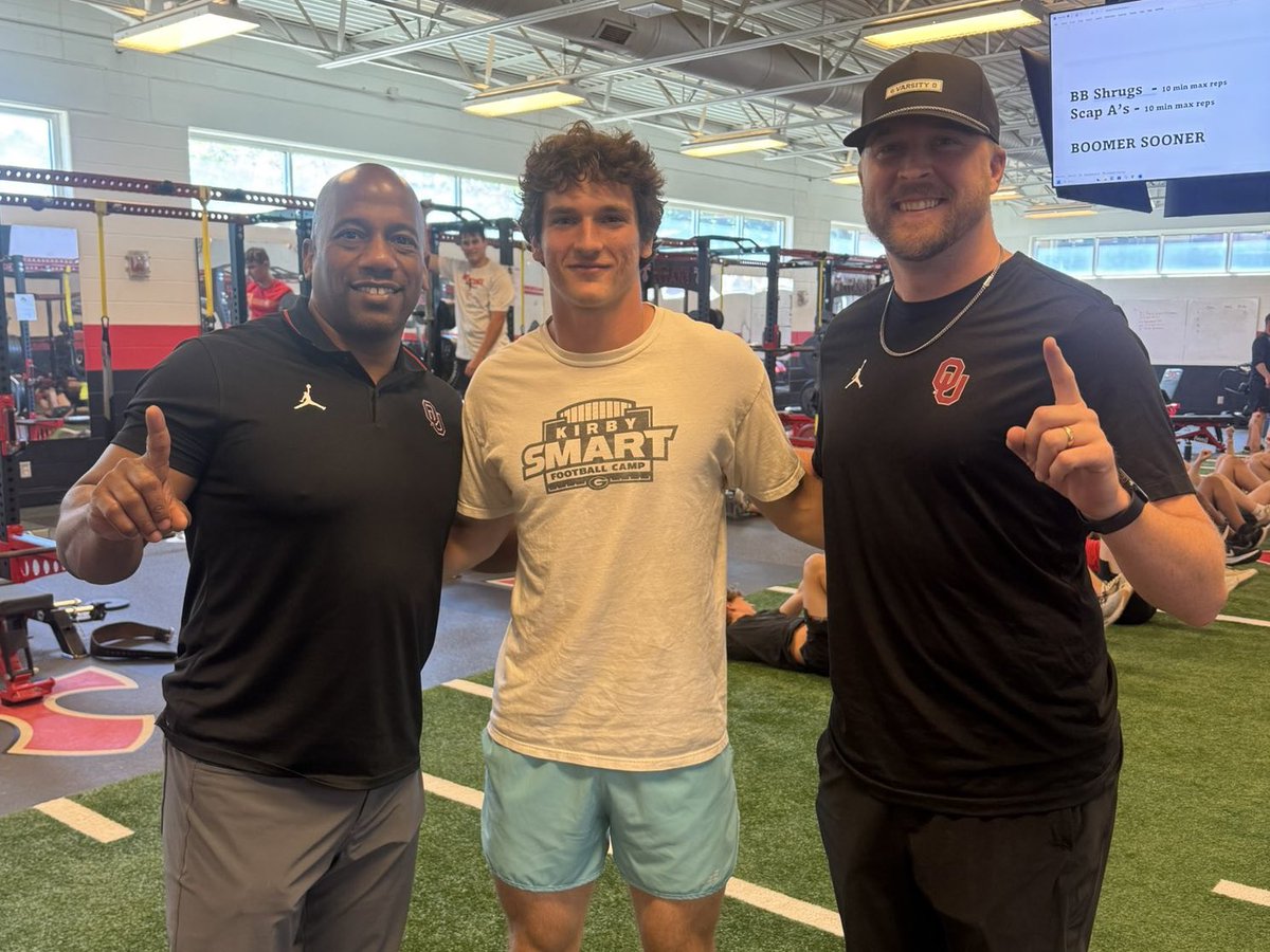 The #Sooners are prioritizing four-star WR and state-champion sprinter Dallas Dickerson, as the staff has visited him each of the last two weeks.

“I wouldn’t have to worry about them bringing in a good quarterback… They always got a quarterback.”

➡️ oklahoma.rivals.com/news/sooners-m…