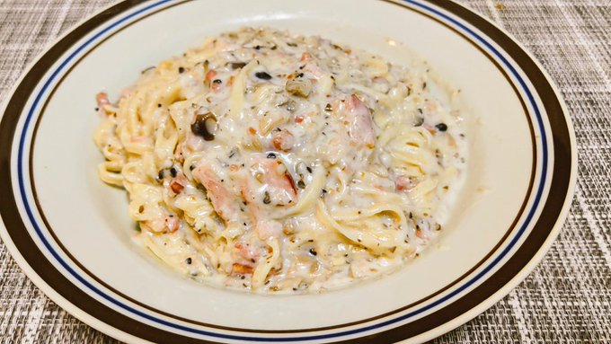 今日は刻みシメジとベーコンのホワイトソースパスタ作ってた 