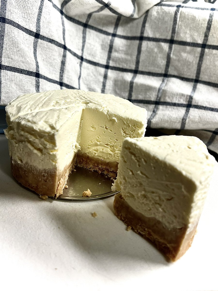 今日はこの間作ったレアチーズケーキを食後のデザートに食べるために出しちゃいましたー！
これはほんとに自信ある出来だから何個でもいけちゃうっ✨️🍰