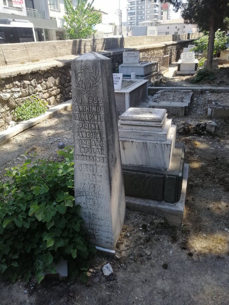 Kokluca mezarlığı Halkapınar prina fabrikasında şehit düşen işçilerin anıtı ve mezarı, çevresi tamamen bozulmuş sahipsiz kalmış bize yakışmıyor belediyemiz mezarlıkkar müdürlüğü gereken ilgi lütfen <a href="/izmirhim/">İzmir HİM</a> <a href="/izmirbld/">İzmir Büyükşehir Belediyesi</a> <a href="/chpizmiril/">CHP İZMİR İL BAŞKANLIĞI 🇹🇷</a> <a href="/izmirvaliligi/">T.C. İzmir Valiliği</a> <a href="/herkesicinCHP/">CHP 🇹🇷</a> <a href="/KonakBel/">Konak Belediyesi</a>