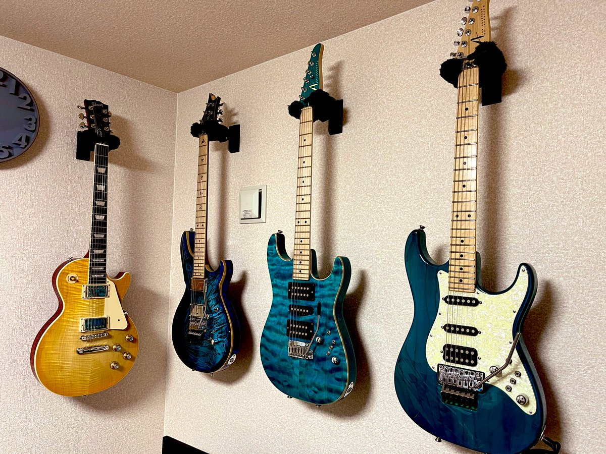 #mynewgear
初めてのレスポール❤️仲間が増えました‼️
今までの子達とは全く違うけど、人目ボレで購入してしまった🤤

レスポール初心者頑張って練習します‼️
しかし重いですね、、、