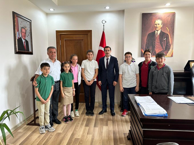 Kaymakam ve Öğrenciler