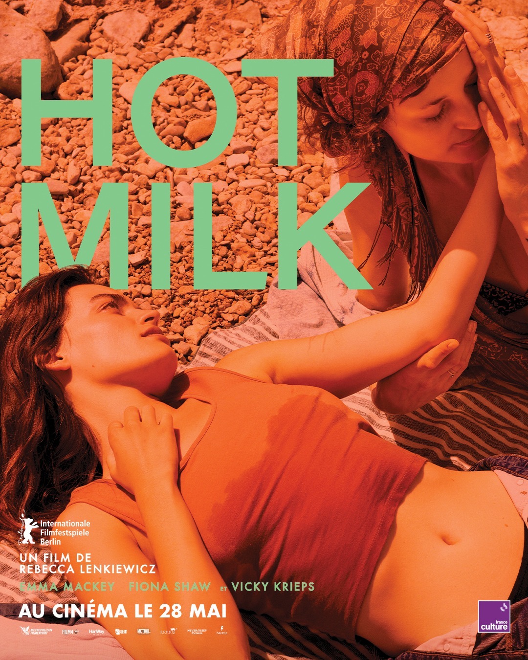 Eerste teaserposter van Hot Milk met Emma Mackey & Vicky Krieps