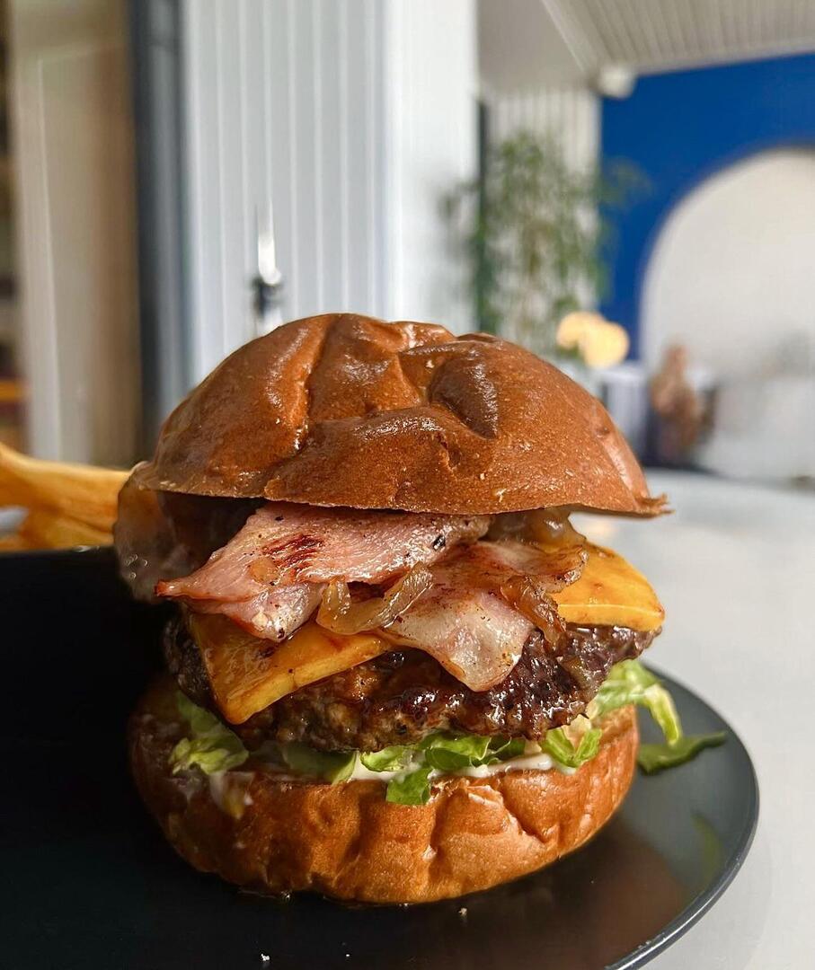 gamefamex's tweet image. Can never go wrong with bacon and cheese. 
👉 amzn.to/3ILCEu6
#ad #BaconLovers #CheeseAddict #FoodieDelight #YummyInMyTummy #SavoryTreats #foodie #burgers #cooking #fastfood #trending #sandwiches #yum #foodpoll