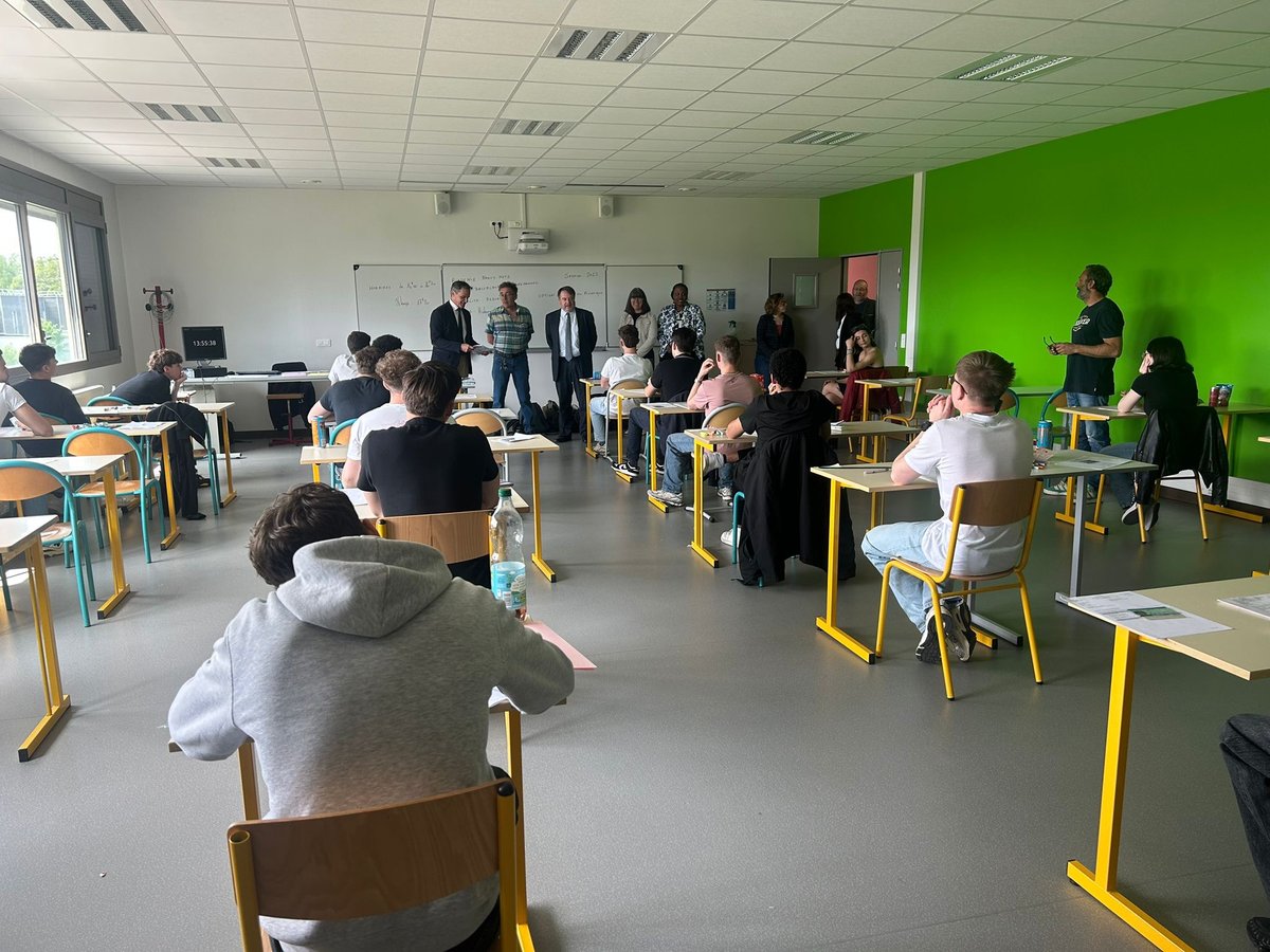Académie de Nancy-Metz (@acnancymetz) on Twitter photo 🏁 Début des épreuves du #bacpro2025
📝 Le recteur <a href="/pf_mourier/">PF MOURIER</a> s'est rendu au lycée polyvalent Jean Zay pour l'ouverture des sujets dans une classe de la filière "Maintenance aéronautique" ✈️🚁
💪 Tous nos vœux de réussite aux 6990 candidats de <a href="/acnancymetz/">Académie de Nancy-Metz</a> 🏁 Début des épreuves du #bacpro2025
📝 Le recteur <a href="/pf_mourier/">PF MOURIER</a> s'est rendu au lycée polyvalent Jean Zay pour l'ouverture des sujets dans une classe de la filière "Maintenance aéronautique" ✈️🚁
💪 Tous nos vœux de réussite aux 6990 candidats de <a href="/acnancymetz/">Académie de Nancy-Metz</a>
