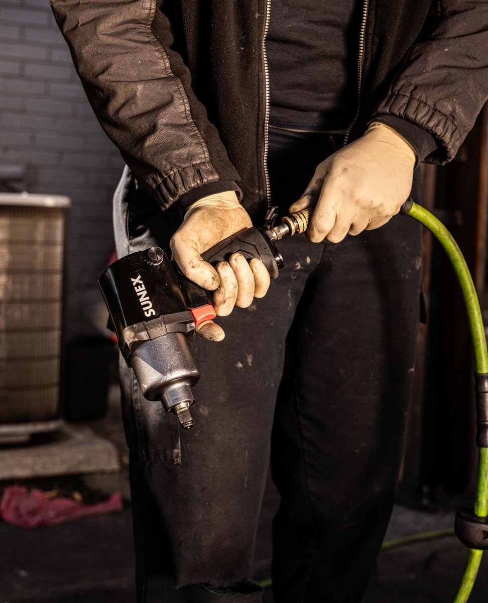 Lightweight feel, heavyweight power! 💥 The SX231 1/2" Aluminum Impact Wrench delivers 500 ft-lbs of torque with a powerful twin hammer design.

[SX231]

Shop Now: sunextools.com/products/1-2-a…