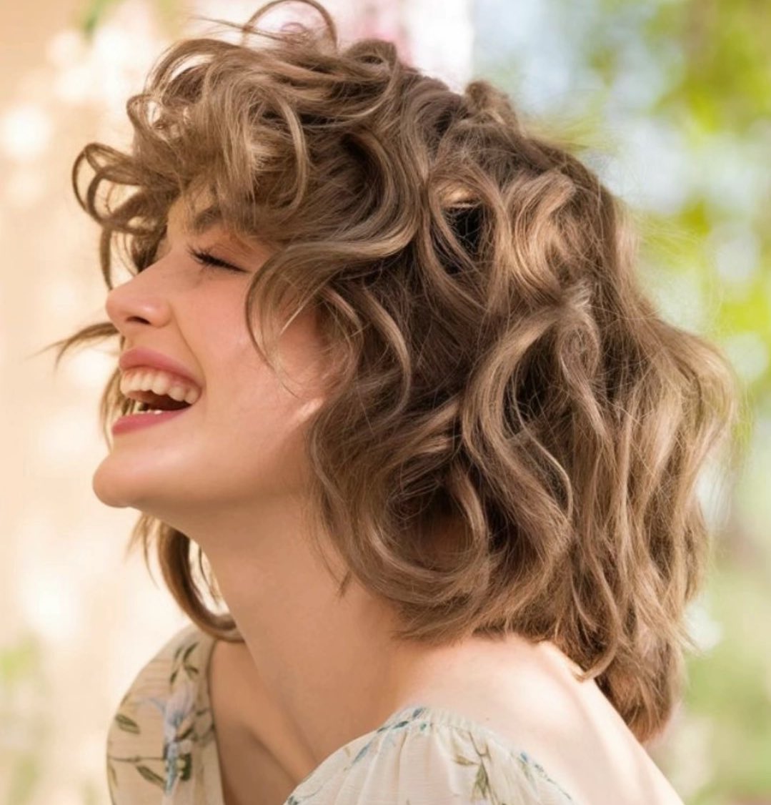 مِـن مُعجزاتـكِ :
أنكِ تُشبهينَ جَميع النِساء، وَما مِن وَاحِدَةٍ تُشبهُكِ !💜