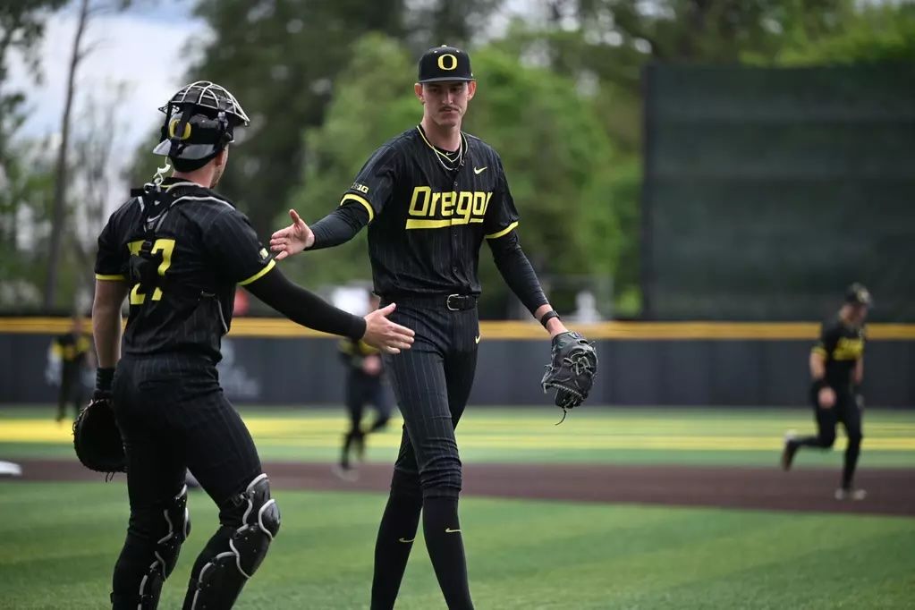 d1baseball's tweet photo. The only D1Baseball Top 25 team to go 5-0 last week, @OregonBaseball allowed just 11 runs across two midweek wins against Saint Mary’s and a three-game sweep of Washington.

See how the rest of last week's Top 25 fared ⤵️ https://t.co/1B7NgRNOGV