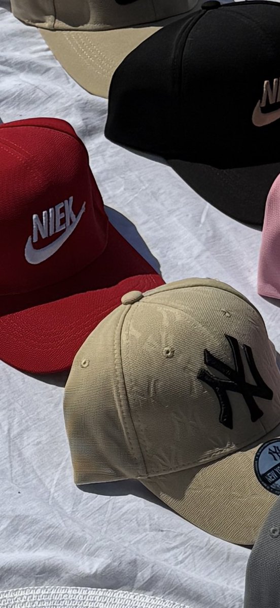 joshlewinstuff's tweet image. Is it me, or is it possible this is a knockoff Nike hat here on the streets of Mallorca? 🤦🏻♂️