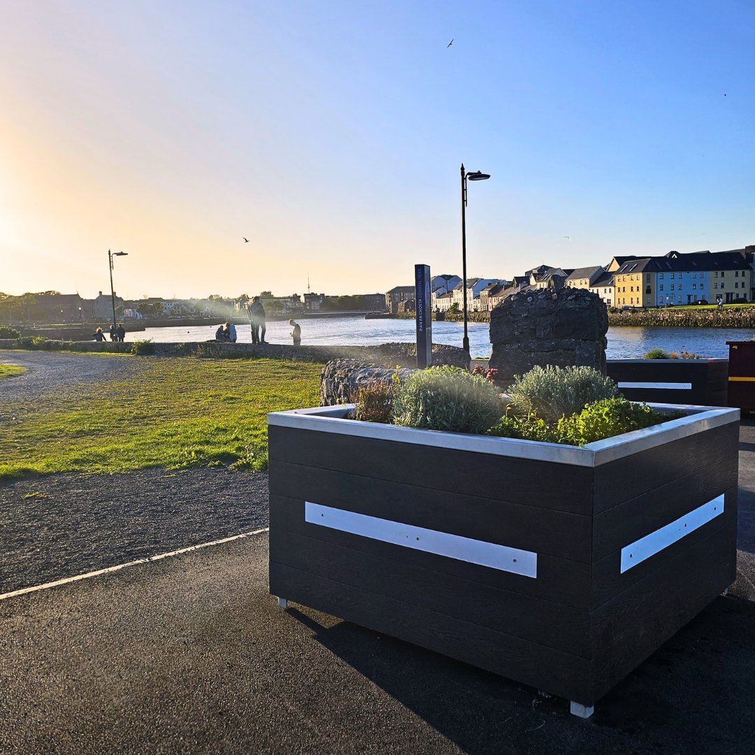 Sunshine and serenity, made even better with the Corrib Planter by Larkin Engineering. 🌿 

#LarkinEngineering #UrbanGreenspace #CorribPlanter #streetfurniture