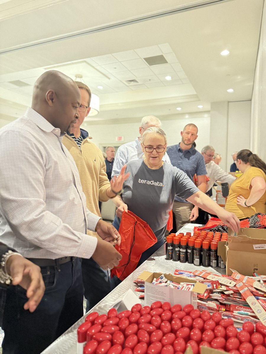 At Teradata, making a difference in our communities is part of our purpose. 

Our Atlanta-area team came together for a meaningful #TeradataCares initiative to support youth. Working with Room Redux and Bald Ridge Lodge, we prepared snack, beach, and toiletry kits.

#GivingBack