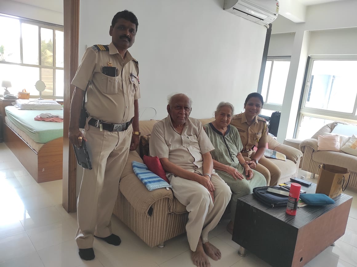 सांताक्रुज पोलीस ठाणे येथील निर्भया  पथकाने आज रोजी गस्ती दरम्यान खालील जेष्ठ  नागरिक यांना भेट दिली असून त्यांना काहीही अडचण नसल्याचे त्यांनी सांगितले आहे..