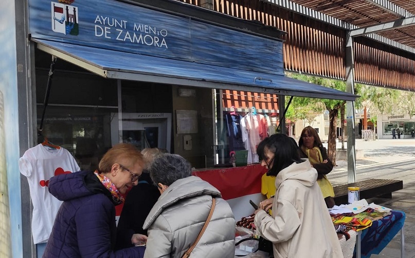 Con nuestro consumo podemos actuar contra la pobreza, las desigualdades y la emergencia climática. Este lunes, también en #Zamora (plaza de Castilla y León). <a href="/divizamora/">Colegio Divina Providencia</a> <a href="/Siervassj/">Siervas de san José</a> <a href="/AytoZamora/">Ayto de Zamora</a> #ComercioJustoCadaDía #ComercioJusto