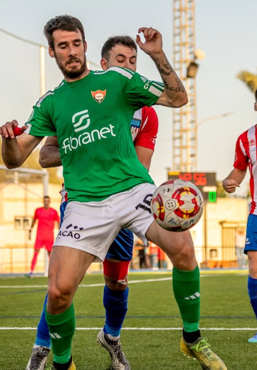 Fran Garnés. La inteligencia hecha futbolista. Sabiendo potenciar sus virtudes y enmascarar sus defectos, el zurdo se ganó un hueco en un difícil 11 inicial y rindió siempre bien