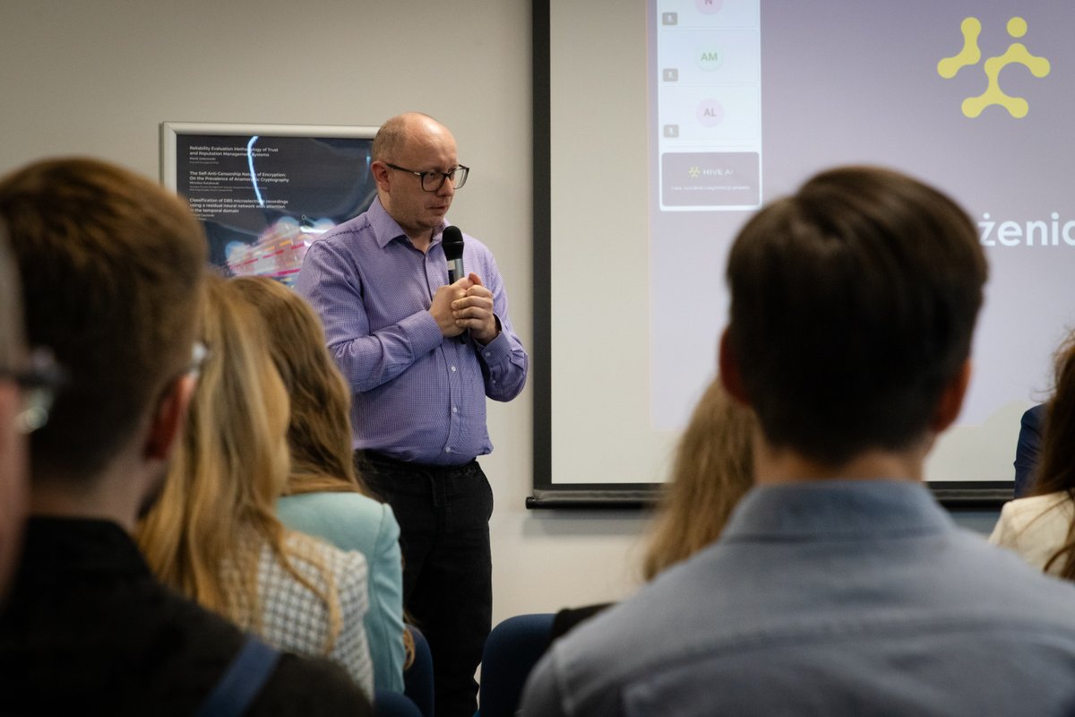 💬 #PLLuM to bardzo istotna inicjatywa z perspektywy <a href="/NASK_pl/">NASK</a>. Projekt ma silny komponent naukowy, ale przede wszystkim stawia na wdrożenie. Chcemy, aby osiągnięcia naukowe dotarły do ludzi, żeby mogli oni z nich powszechnie korzystać – mówił Radosław Nielek, dyrektor NASK.