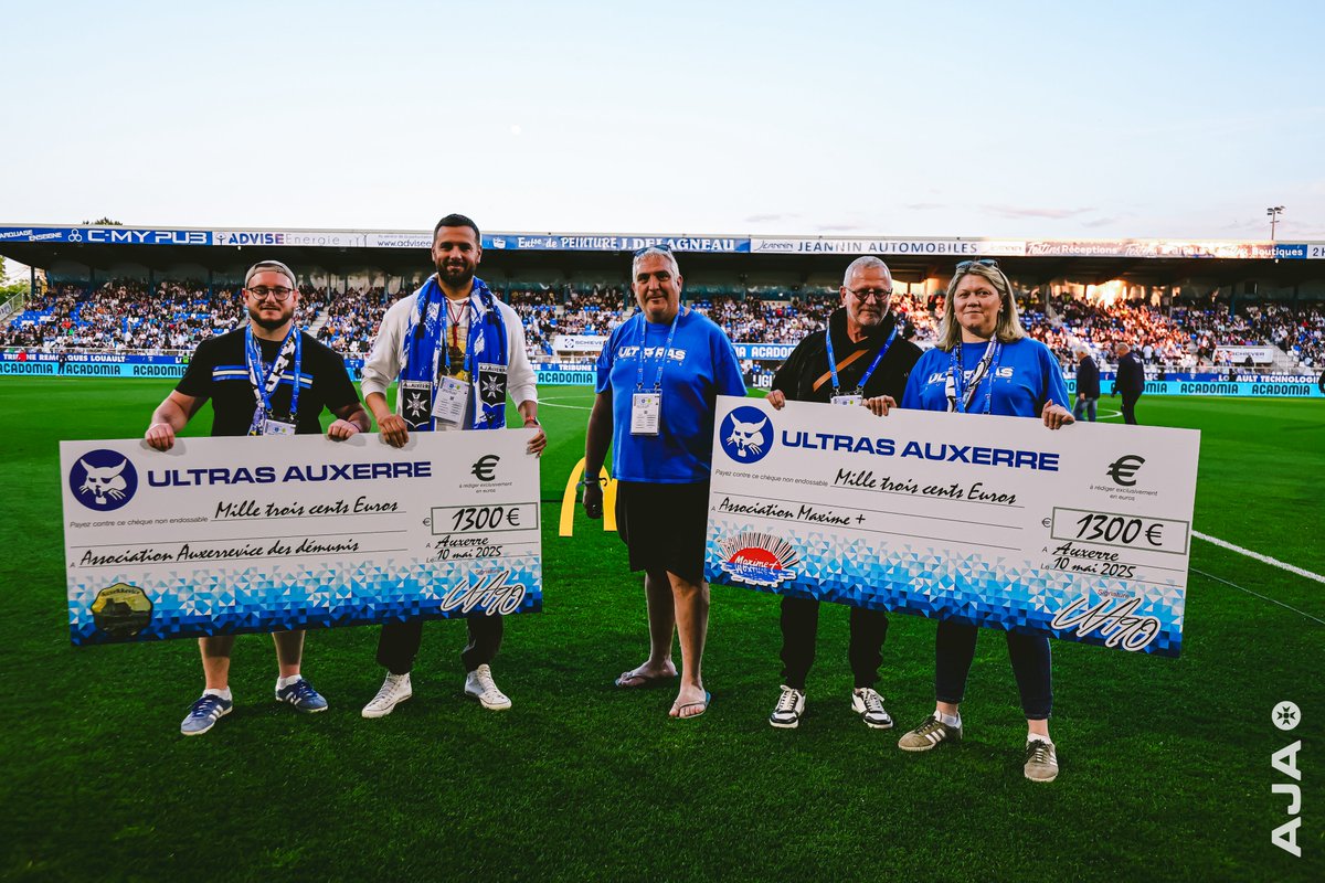 AJ Auxerre (@aja) on Twitter photo 👏 Un grand bravo aux <a href="/UltrasAuxerre90/">Ultras Auxerre 1990</a> qui, grâce à la vente de goodies, ont pu reverser de l’argent à deux associations locales : « Maxime + » et « Auxerrevice des démunis ».
🏟️ Une superbe initiative saluée samedi avant la rencontre face à Nantes 😃
#TeamAJA 👏 Un grand bravo aux <a href="/UltrasAuxerre90/">Ultras Auxerre 1990</a> qui, grâce à la vente de goodies, ont pu reverser de l’argent à deux associations locales : « Maxime + » et « Auxerrevice des démunis ».
🏟️ Une superbe initiative saluée samedi avant la rencontre face à Nantes 😃
#TeamAJA