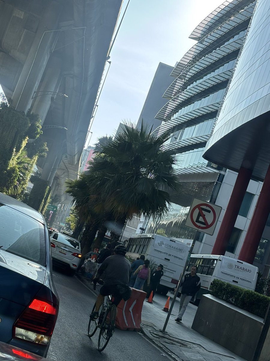 Caos siempre en la lateral del peri frente  a la <a href="/STPS_mx/">STPS México</a>, “n” puestos ambulantes (sin que paguen impuestos), coches parados, por donde se vea la ciudad es un caos DIARIO. <a href="/AlcaldiaAO/">Alcaldía Álvaro Obregón</a> <a href="/PORLASAGUILAS/">LAS AGUILAS ®️</a>  <a href="/AguilasUnidos/">Vecinos Aguilas</a>