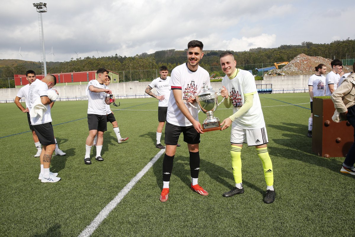 O <a href="/CFDUMBRIA1/">CF DUMBRIA</a> celebrou no Conco e ante a súa afección o título de campións do grupo 2 da 𝗣𝗿𝗶𝗺𝗲𝗶𝗿𝗮 𝗙𝘂𝘁𝗴𝗮𝗹, onde recibiu o trofeo, e o ascenso á 𝗣𝗿𝗲𝗳𝗲𝗿𝗲𝗻𝘁𝗲 𝗙𝘂𝘁𝗴𝗮𝗹. 

Parabéns, campións!!!

📸 #fotofuentes