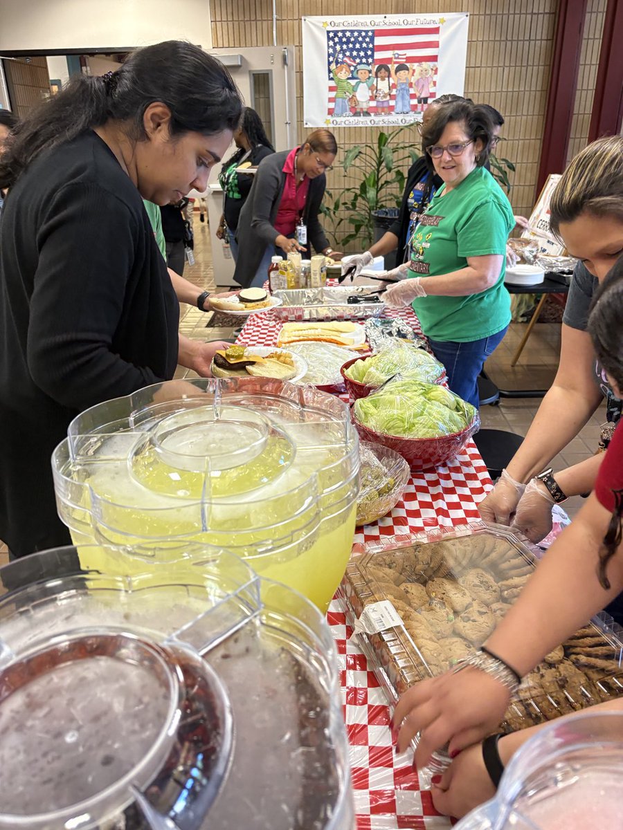 We finish last Friday with a great Teacher Appreciation Week lunch with grilling 🍔 and 🌭 🍟. Thank you to our amazing Admin team, Ms Kerby and paras! ⁦<a href="/Alexander_AISD/">Alexander Elementary</a>⁩ ⁦<a href="/AliefISD/">Alief ISD</a>⁩ #adventurers #aliefproud #aliefone #thankyouteachers