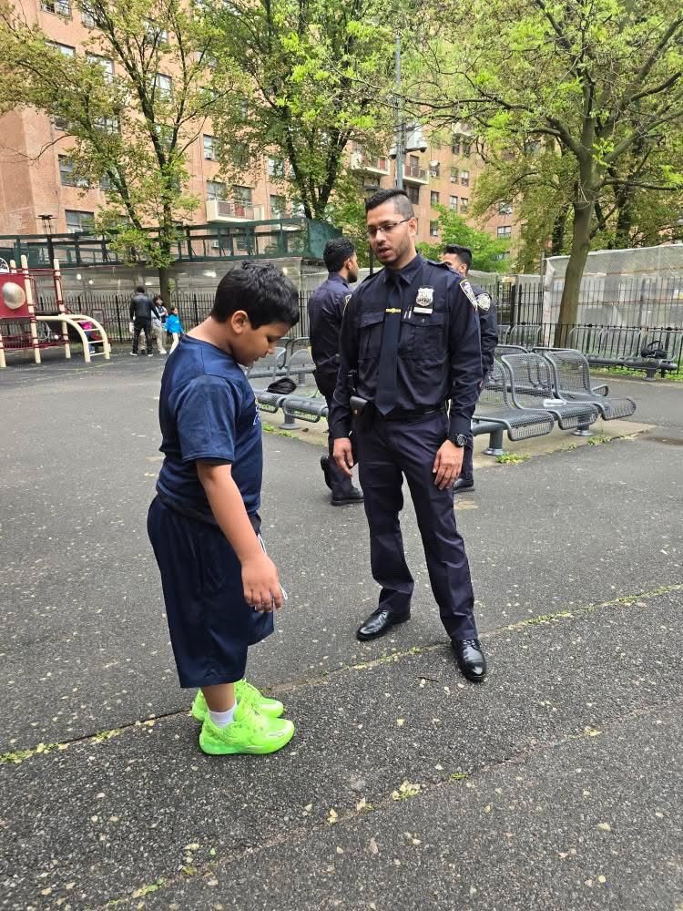 NYPDPSA1's tweet image. We want to welcome our new police officers to PSA1. They spent some time with children from @hsvsnyc @surfsidecornerstone giving them inspiration. Congratulations, welcome, and have a prosperous and safe career. @NYPDnews @NYPDHousing @NYPDHBBk @NYPDPC @NYPD1stDep @NYPDBklynSouth