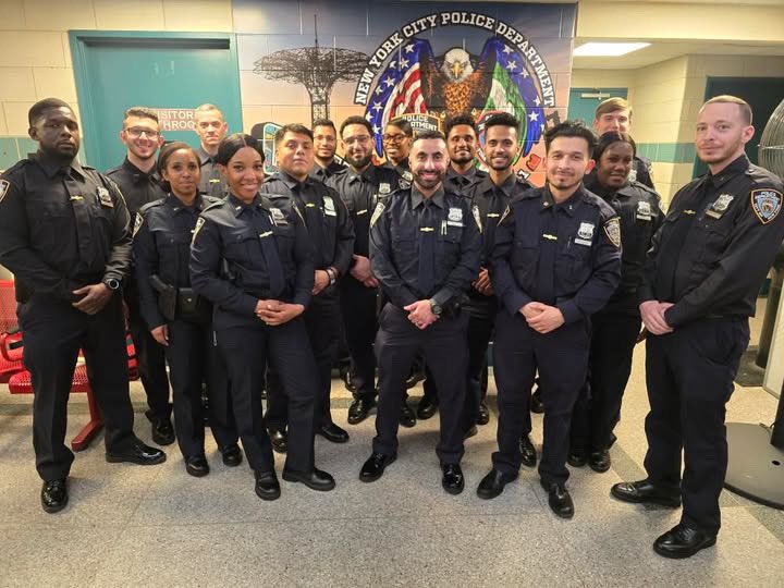 NYPDPSA1's tweet image. We want to welcome our new police officers to PSA1. They spent some time with children from @hsvsnyc @surfsidecornerstone giving them inspiration. Congratulations, welcome, and have a prosperous and safe career. @NYPDnews @NYPDHousing @NYPDHBBk @NYPDPC @NYPD1stDep @NYPDBklynSouth