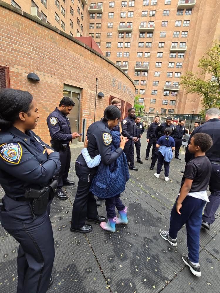 NYPDPSA1's tweet image. We want to welcome our new police officers to PSA1. They spent some time with children from @hsvsnyc @surfsidecornerstone giving them inspiration. Congratulations, welcome, and have a prosperous and safe career. @NYPDnews @NYPDHousing @NYPDHBBk @NYPDPC @NYPD1stDep @NYPDBklynSouth