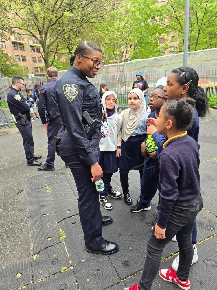 NYPDPSA1's tweet image. We want to welcome our new police officers to PSA1. They spent some time with children from @hsvsnyc @surfsidecornerstone giving them inspiration. Congratulations, welcome, and have a prosperous and safe career. @NYPDnews @NYPDHousing @NYPDHBBk @NYPDPC @NYPD1stDep @NYPDBklynSouth