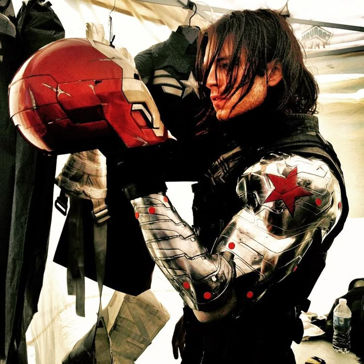 🧵│ Max Verstappen as Bucky Barnes/Winter Soldier, a thread

🔁 &amp; ❤️