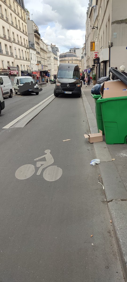 16h05 rue de Charenton <a href="/Mairie12Paris/">Mairie du 12e</a> . <a href="/UPS/">UPS</a> livrer en mettant en danger les cyclistes c'est bien cela votre credo ?🤔🤢