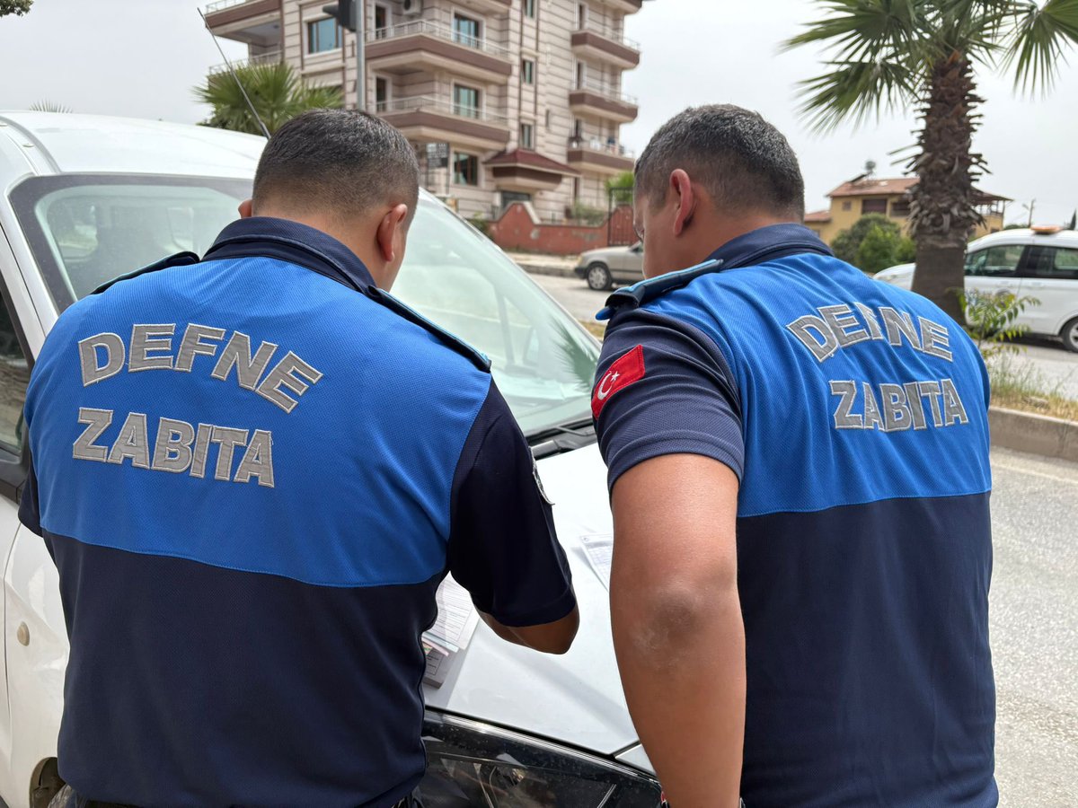 Defne Belediyesi Zabıta Müdürlüğü ekiplerimiz, çevre temizliği denetimleri kapsamında sokaklara, caddelere, kaldırımlara ve yol kenarlarına gelişi güzel  çöp ve moloz döken kişi ve kuruluşlara cezai işlem uygulamıştır.