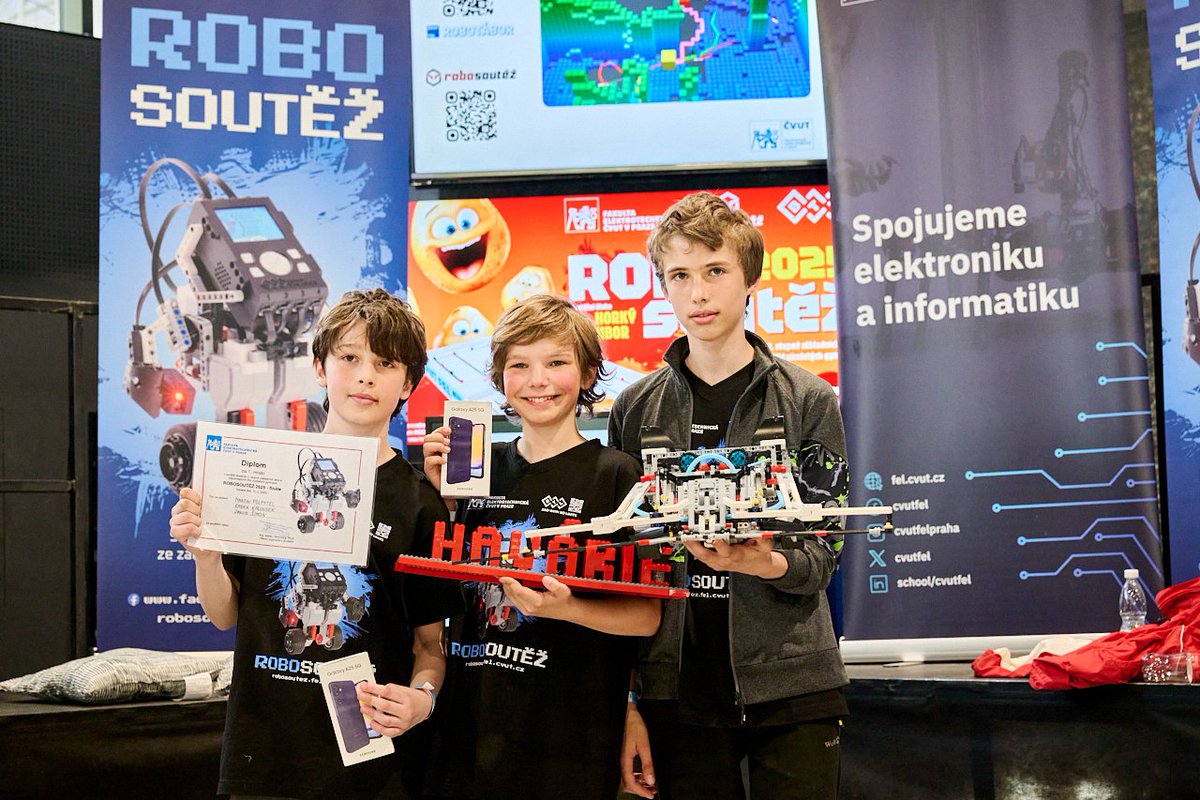 Robosoutěž <a href="/CVUTFEL/">CVUTFEL</a> pro 2. stupeň ZŠ a odpovídající třídy víceletých gymnázií vyhrál tým Havárie z Technecia Pardubice. Jejich robot ve finále na Maker Faire Prague nejlépe zvládl dynamickou úlohu "horký brambor".  
👀1url.cz/OJJ2m 
📷P. Neugebauer
<a href="/MakerFaireCZ/">Maker Faire Česká republika</a>