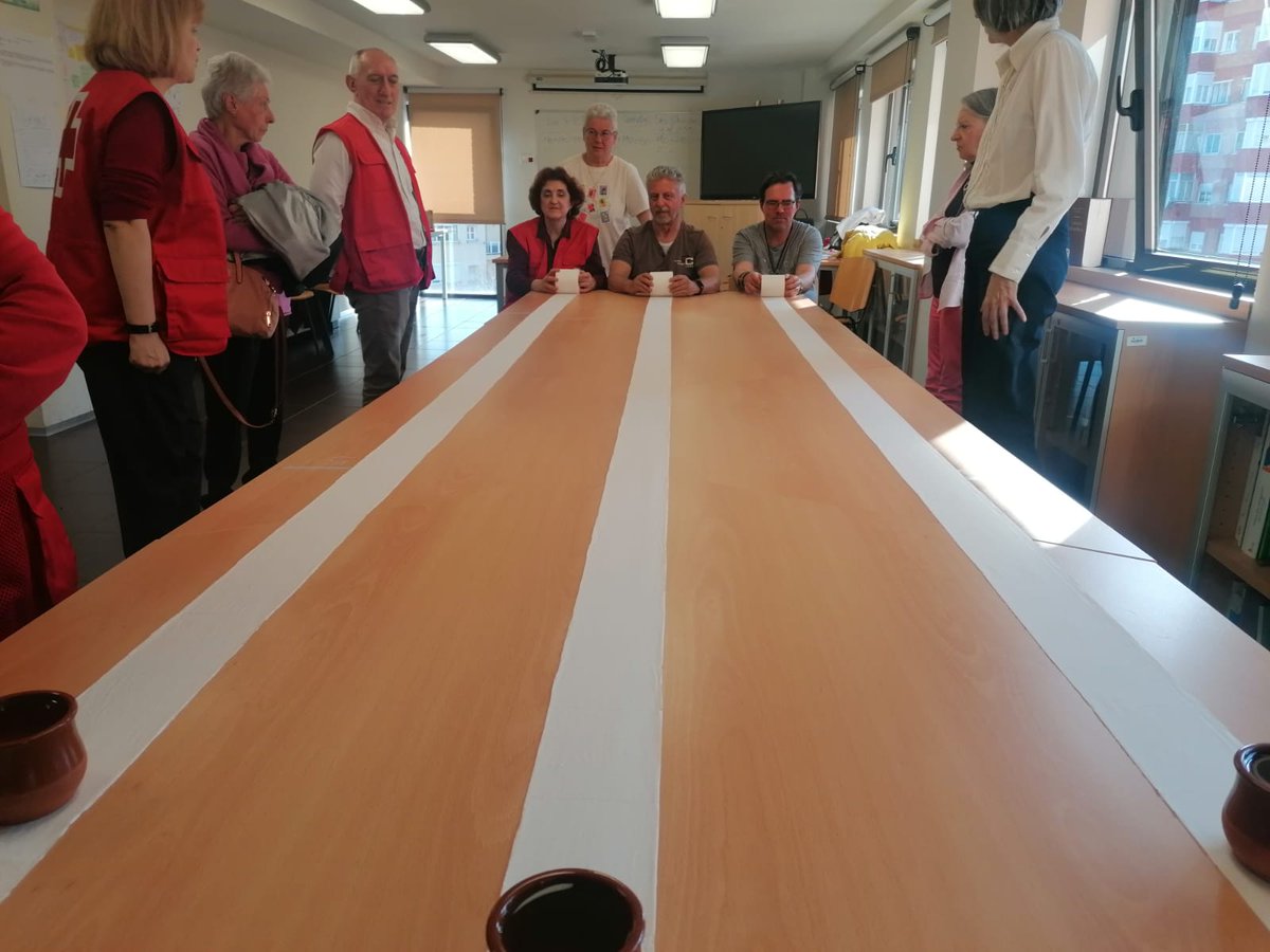 cruzrojava's tweet photo. #PersonasMayores
Dinámicas de distensión para reforzar el trabajo en equipo del #voluntariado de Valladolid que trabaja con 👴👵 en los proyectos #MayoresEnRedCyL, #Cuida65CyL y #Más65encasaCyL
Todos estos proyectos están financiados por la @jcyl - @familiajcyl https://t.co/GTjO32JAeE