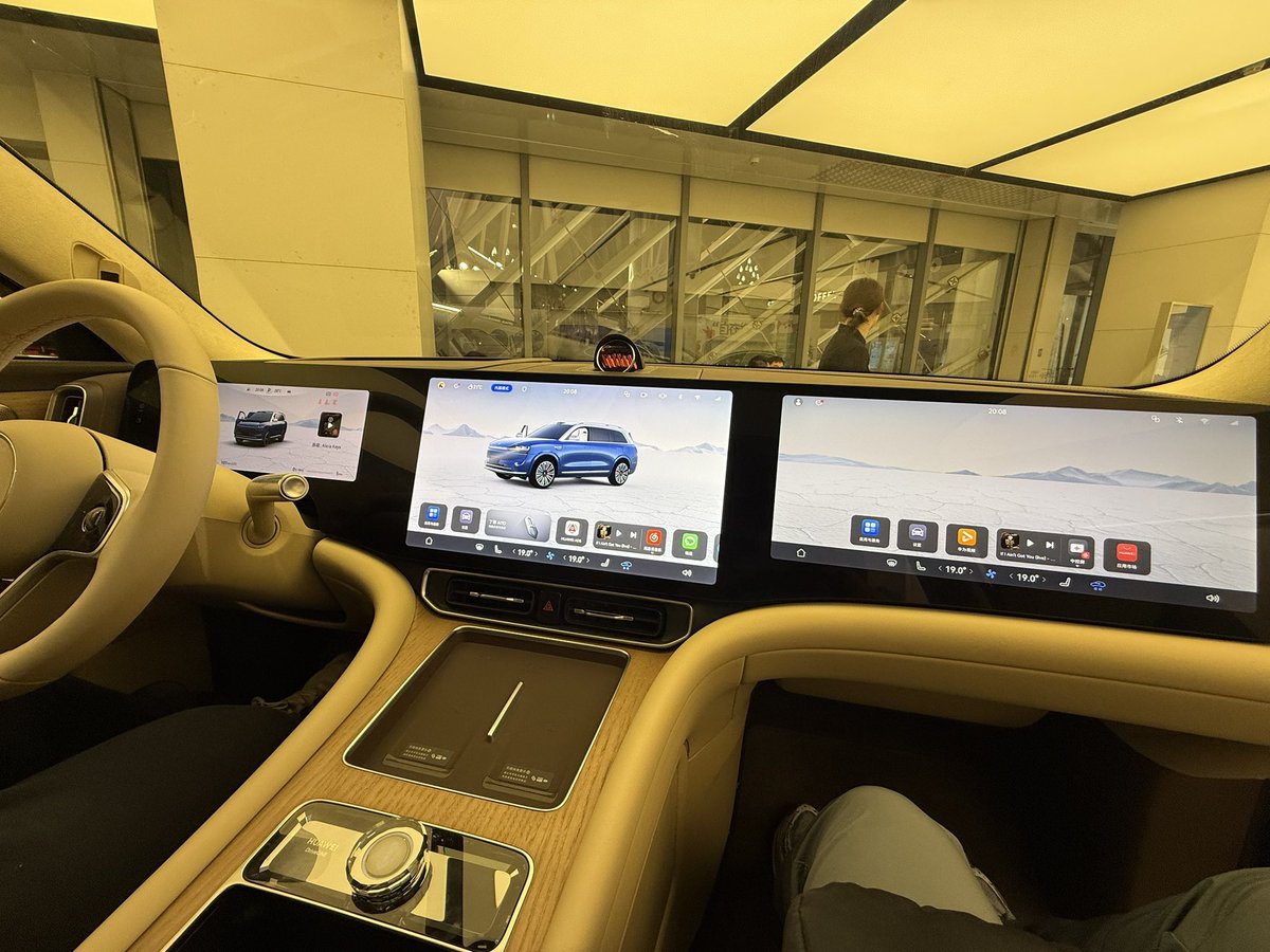 今天去华为销售体验了一下问界M9， 见识了车内的豪华舒适的装备，并试用了自动驾驶的功能。儿子是开特斯拉的，他说很多设计和特斯拉是极为相似的。有些功能是特斯拉没有的，例如对地下停车场的停车位信息记忆和分享。可能国外属于隐私问题，不能储存分享。