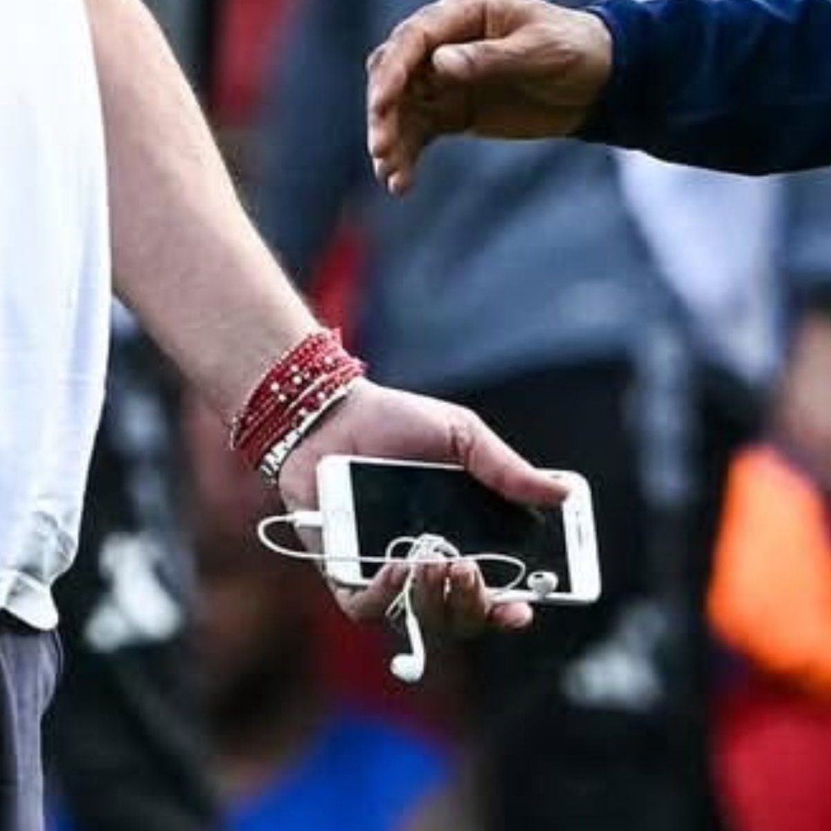 Marinakis having a iPhone 8 &amp; wire headphones is my favorite part of this whole exchange 😭 #nffc