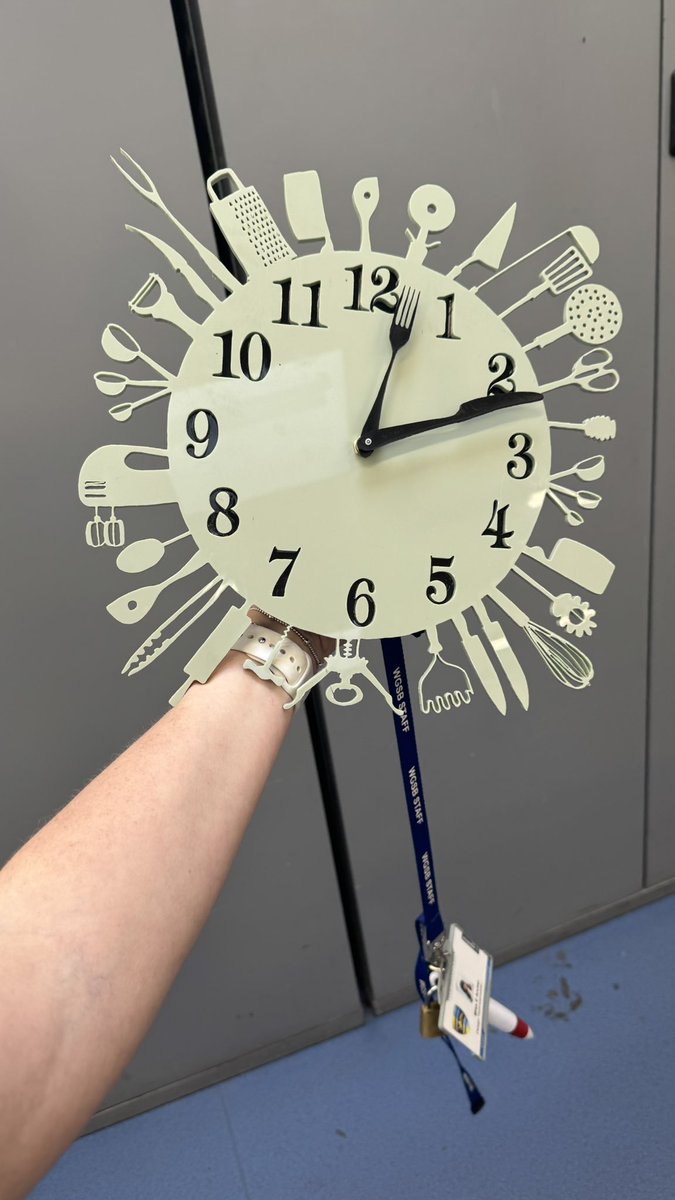 WGSBDesignTech's tweet image. Time for an upgrade! ⏰
Check out our two new workshop clocks. 

Whipped up in procreate and transferred to 2D Design. Laser cut them from 6mm acrylic, then given a glow up with upgraded motors and shiny new hands.

Perfect for keeping time while we hammer, saw, and snack! 🔨🔧