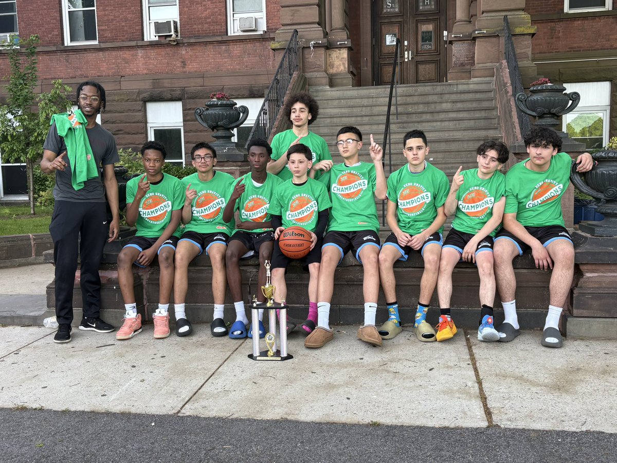 🚨🥇CHAMPS🥇🚨
Queens Defenders are the champs in the 8th grade bracket for this years NERR Super 16! Great job this weekend boys!🏆
#ZGNERRSuper16