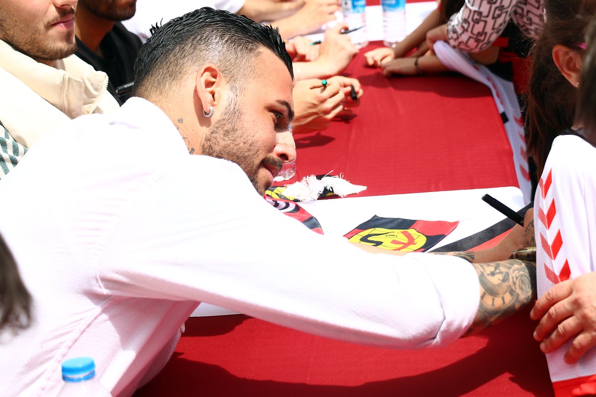 Takımımız, Osmangazi İlkokulu'nu ziyaret ederek küçük taraftarlarımızla bir araya geldi. Misafirperverlikleri ve ilgileri için Osmangazi İlkokulu öğrencilerine ve Okul Müdürü Mesut Er'e teşekkür ederiz.

“Kucak Dolusu Hayaller” projesi ile daha önce maça gitmemiş binlerce çocuğu