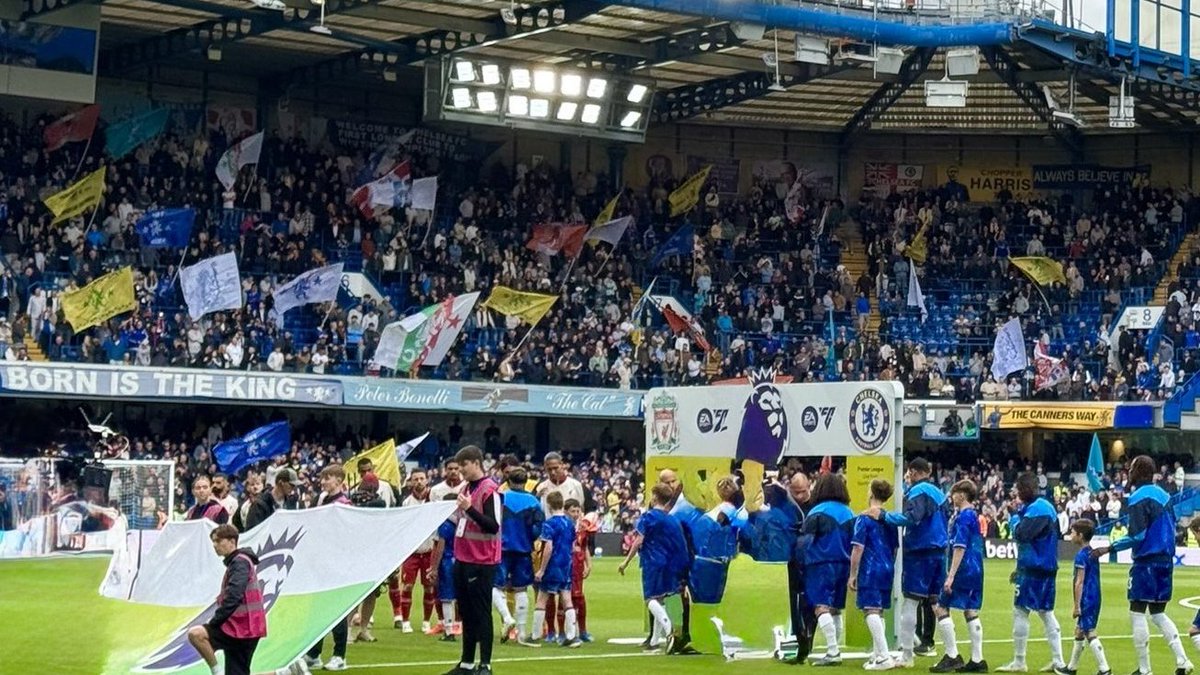 WeAre_TheShed's tweet image. Friday is a big game!

We will be laying out all of our flags &amp;amp; also 1000+ scarves across the Shed upper/lower to be waved &amp;amp; held up as the players walk out and during Blue is The Colour 🔵

We want The Shed to be as loud &amp;amp; colourful as possible

Big game, big atmosphere needed!