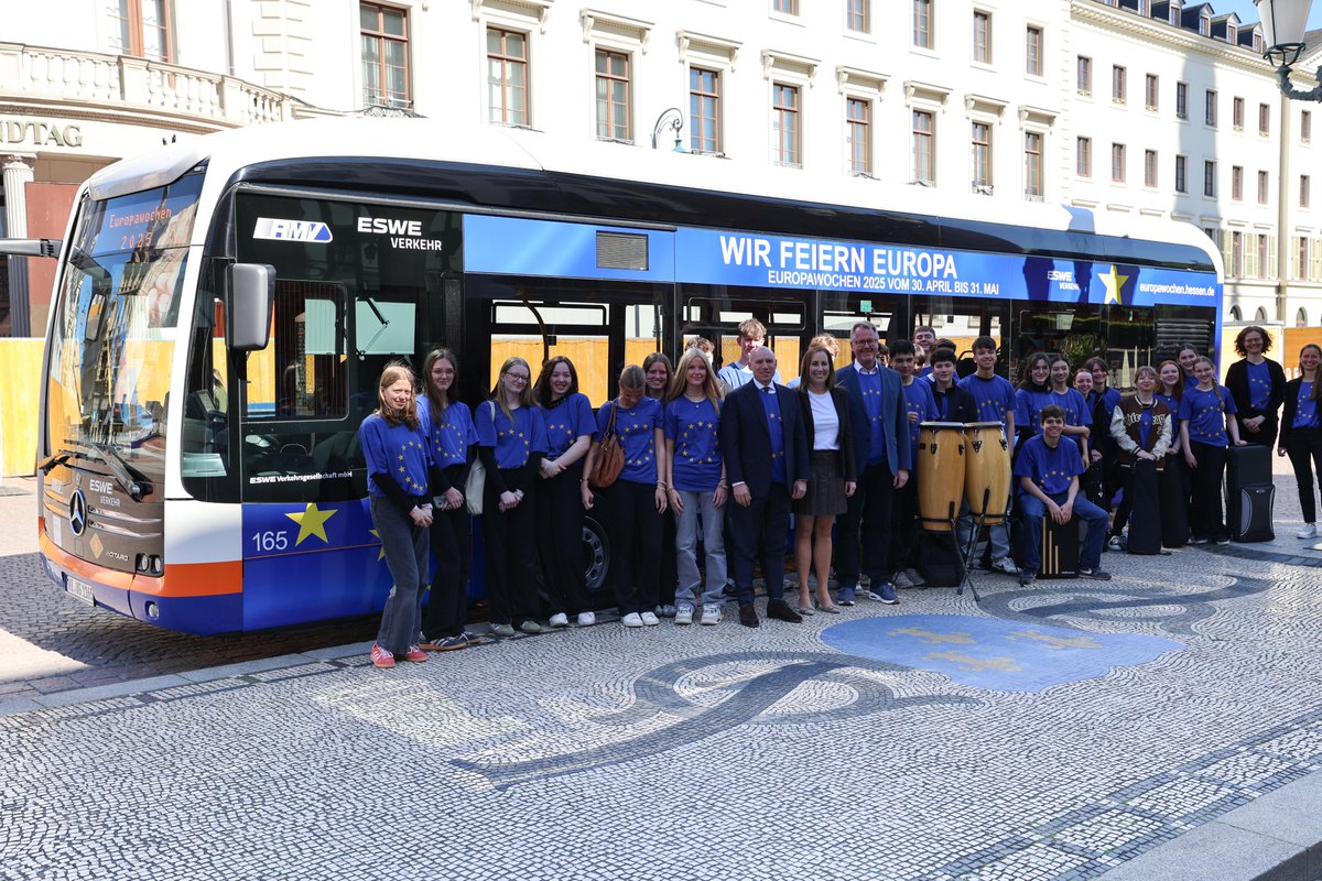 1/2 Schülerinnen und Schüler der Wiesbadener Leibnizschule haben auf einer Tour mit dem Europabus den Hessischen Landtag besucht. Landtagspräsidentin <a href="/AstridWallmann/">Astrid Wallmann</a> rief bei dem Treffen die Bedeutung der europäischen Idee in Erinnerung. ➡️ hessischer-landtag.de/termine/europa…