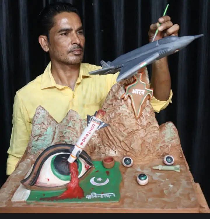 voiceofprajapat's tweet photo. गिनीज वर्ल्ड रिकॉर्डधारी मूर्तिकार Navratan Prajapati ने 'मिशन सिंदूर' पर 16 इंच की प्रतीकात्मक मूर्ति बनाई, जो भारत के प्रतिशोध और वीर जवानों को समर्पित है। यह कृति चारों ओर चर्चाओं में है।
#MissionSindoor #जय_हिंद #जयभारत #IndianArmy #VandeMataram #MadeInIndia https://t.co/qRW10rWbti