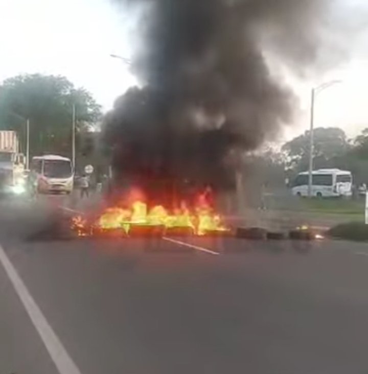 #AHORA
No llegan imágenes del bloqueo en el peaje el purgatorio ubicado en la vía Montería - Planetaria.
Todo esto sucede muy a pesar de un anunciado acuerdo en el que había mediado el gobierno departamental de Córdoba