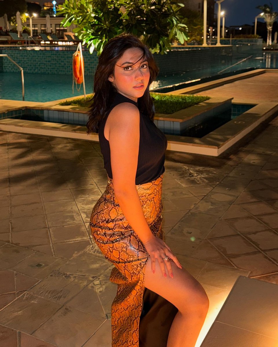 Reem Sameer Slays In Black Top And Snake-Print Skirt 🖤🐍 Serving Pure Class With A Modern Twist! Yay Or Nay?

#ReemSameer #Beauty #TVCelebs #Tellyglamour