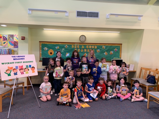 WyckoffLibrary's tweet image. Happy Library Card Day to our Lincoln 1st graders!!! Such a special and exciting day! 🎉🎊🎈🎈🎈📚📖💚🥰@WPSLincoln @wyckoffschools